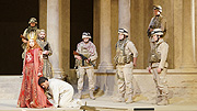 Passionstheater Oberammergau: Irina Rindzuner (Abigaille), Evez Abdulla (Nabucco), Rafal Pawnuk (Hohepriester) (©Foto: Martin Schmitz)